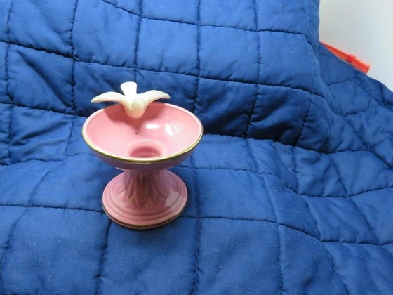 Lot# 3 - LOT BB3 1947 ERA PINK BIRD BATH