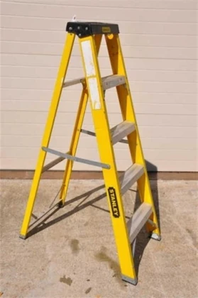 Lot# 654 - Stanley 5' fiberglass step la