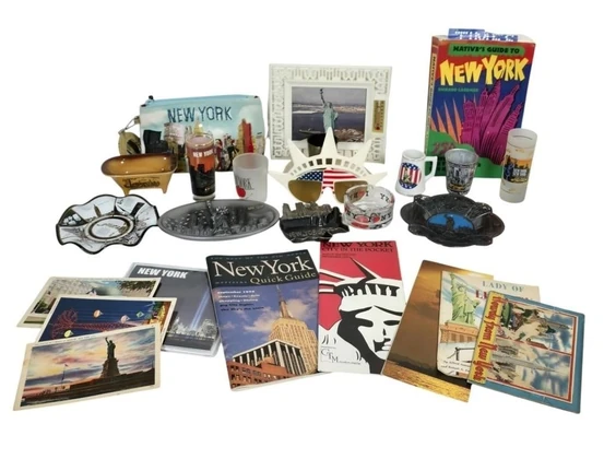 Lot# 4 - VARIOUS NEW YORK SOUVENIRS & ME