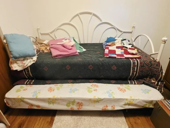 Lot# 105 - Day Bed w/ Trundle & Bedding