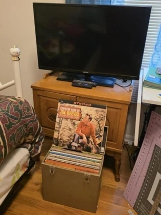Lot# 106 - Samsung 32in TV, Bradford Tur