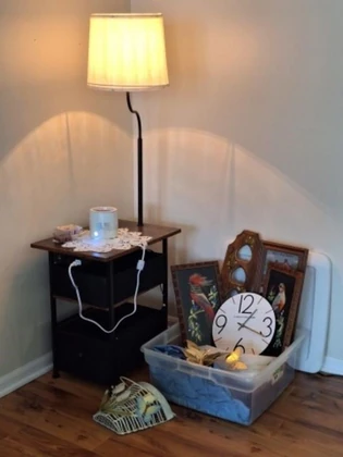 Lot# 125 - Lamp Table, Clocks, Decor, Bu