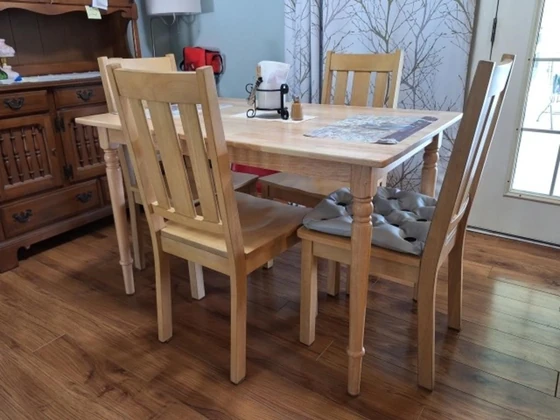 Lot# 135 - Kitchen Table & 4 Chairs, Woo