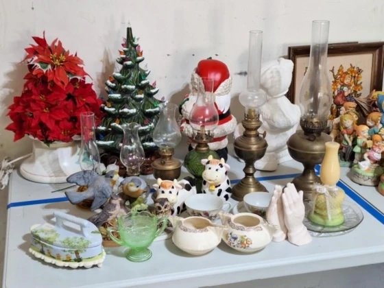 Lot# 301 - Vaseline Glass, Oil Lamps, Ce