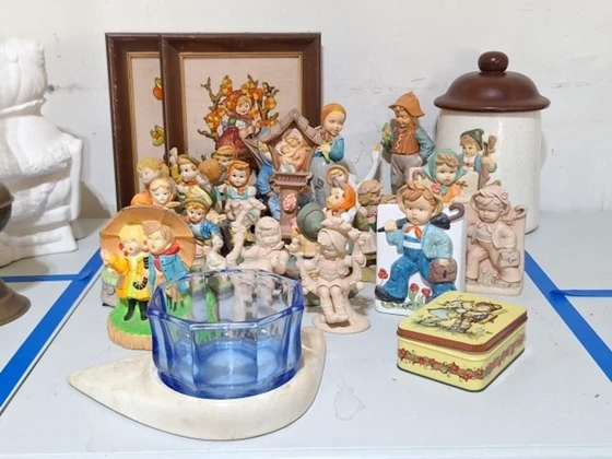 Lot# 302 - Hummel Needlepoints, Holland 