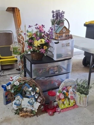 Lot# 308 - Organizers, Faux Flowers, Hum