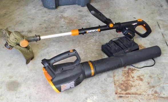Lot# 315 - Worx Trimmer & Blower, Batter