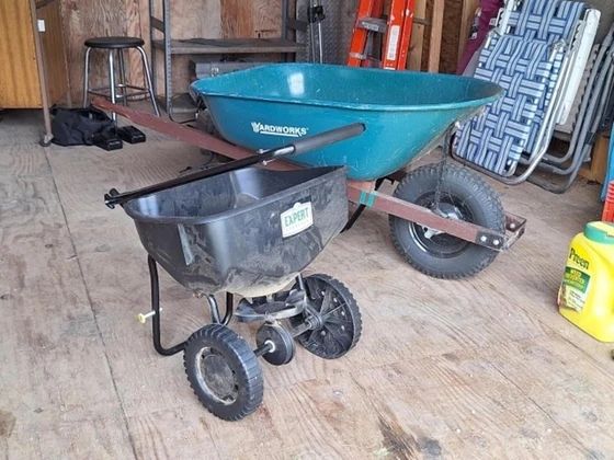 Lot# 412 - Broadcast Spreader, Yardworks