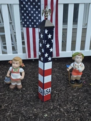 Lot# 414 - Hens & Chicks, Bench, USA Tot